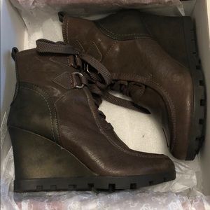 Dark green Suede Guess Boots.